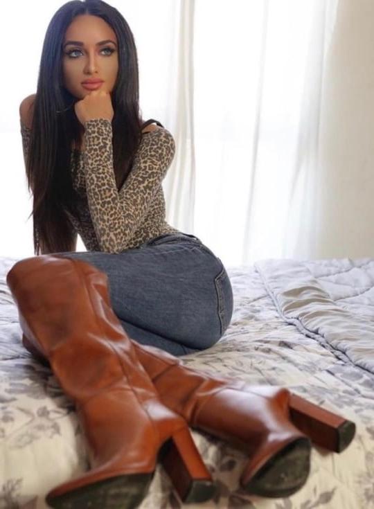 25P Milfs &amp; Gilfs wearing boots no.76