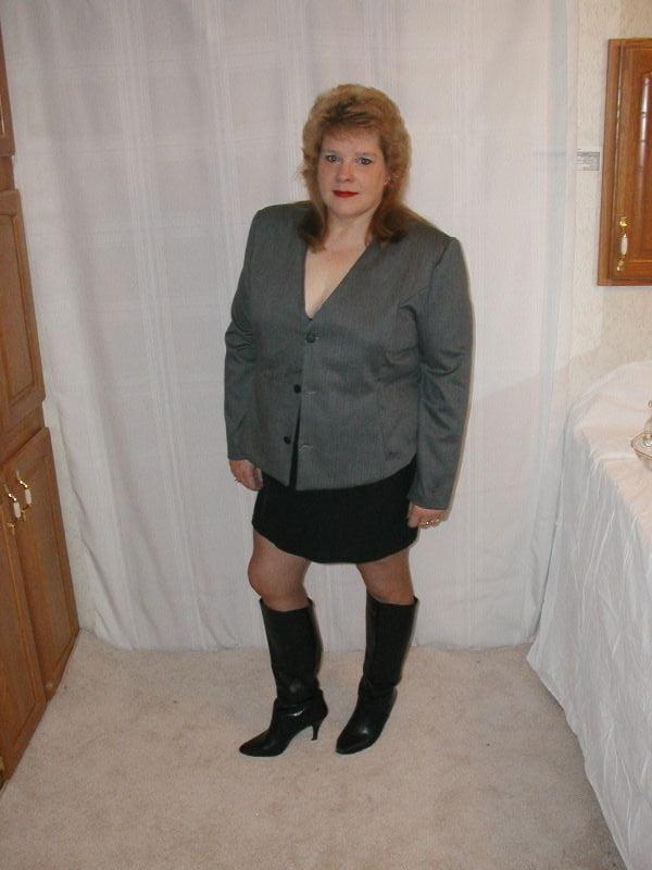 25P Milfs &amp; Gilfs wearing boots no.76