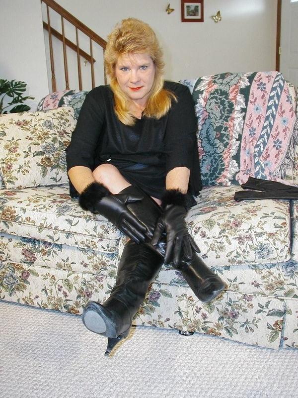 25P Milfs &amp; Gilfs wearing boots no.76