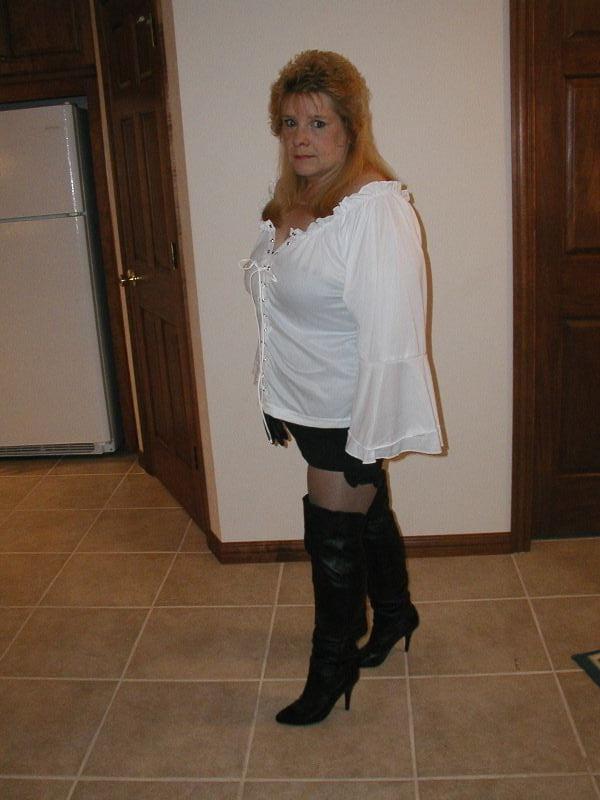 25P Milfs &amp; Gilfs wearing boots no.76