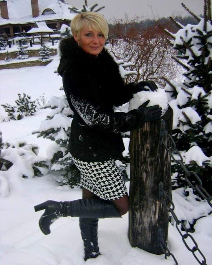 25P Milfs &amp; Gilfs wearing boots no.84