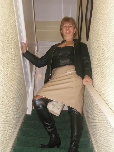 25P Milfs &amp; Gilfs wearing boots no.84