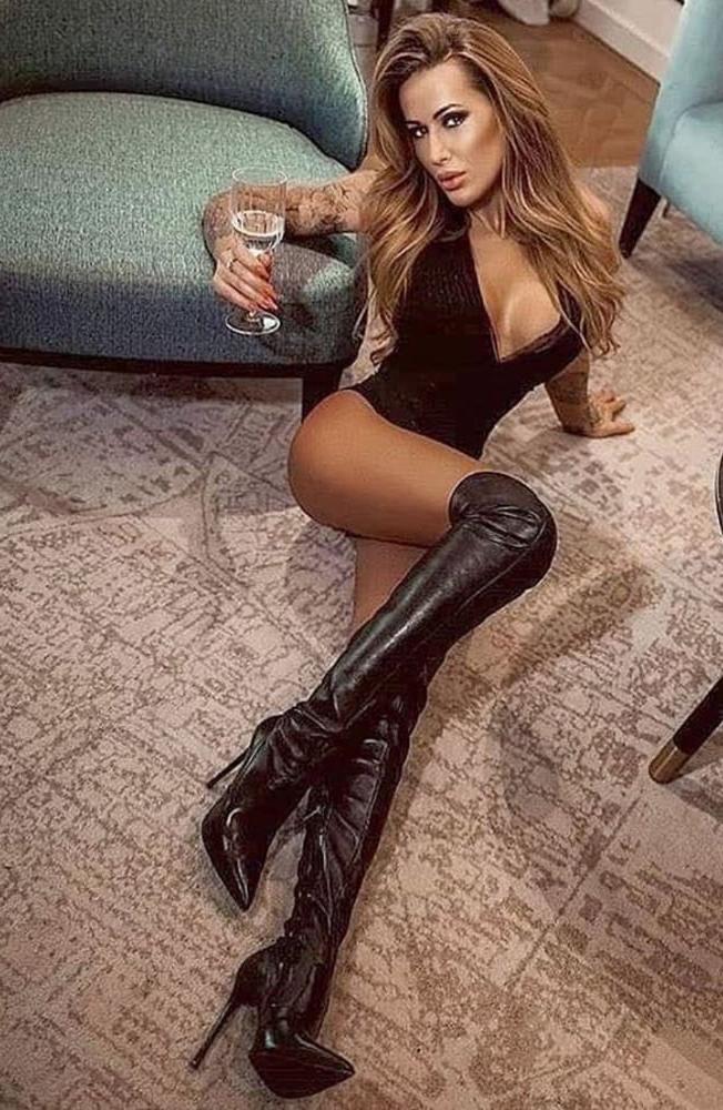 25P Milfs &amp; Gilfs wearing boots no.74