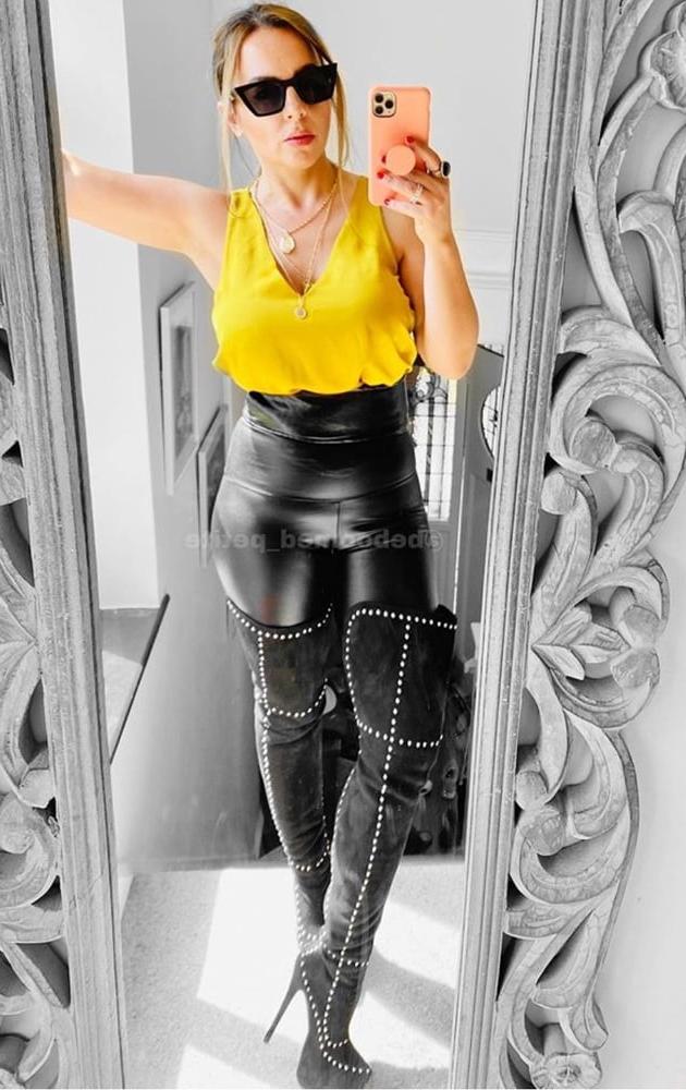 25P Milfs &amp; Gilfs wearing boots no.74