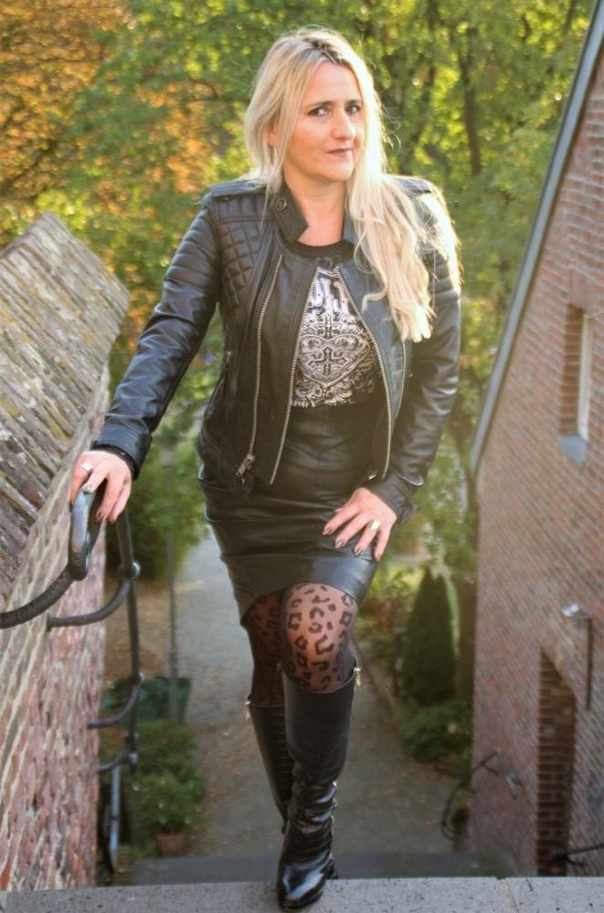 25P Milfs &amp; Gilfs wearing boots no.78