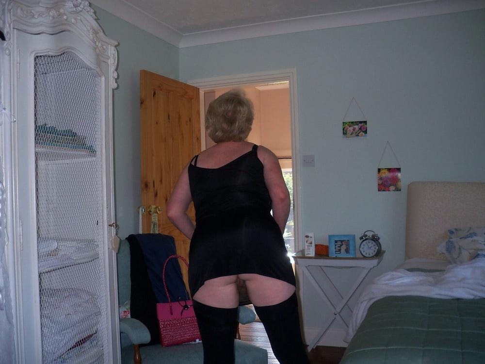 25P 2. Mature English wife poses for hubby