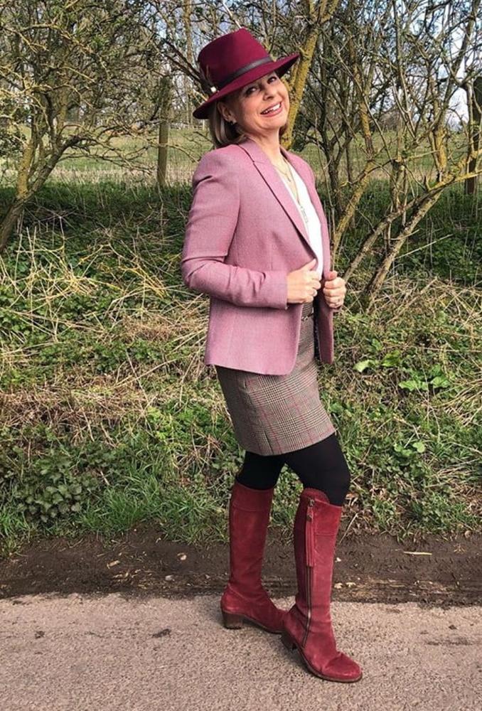 25P Milfs &amp; Gilfs wearing boots no.73