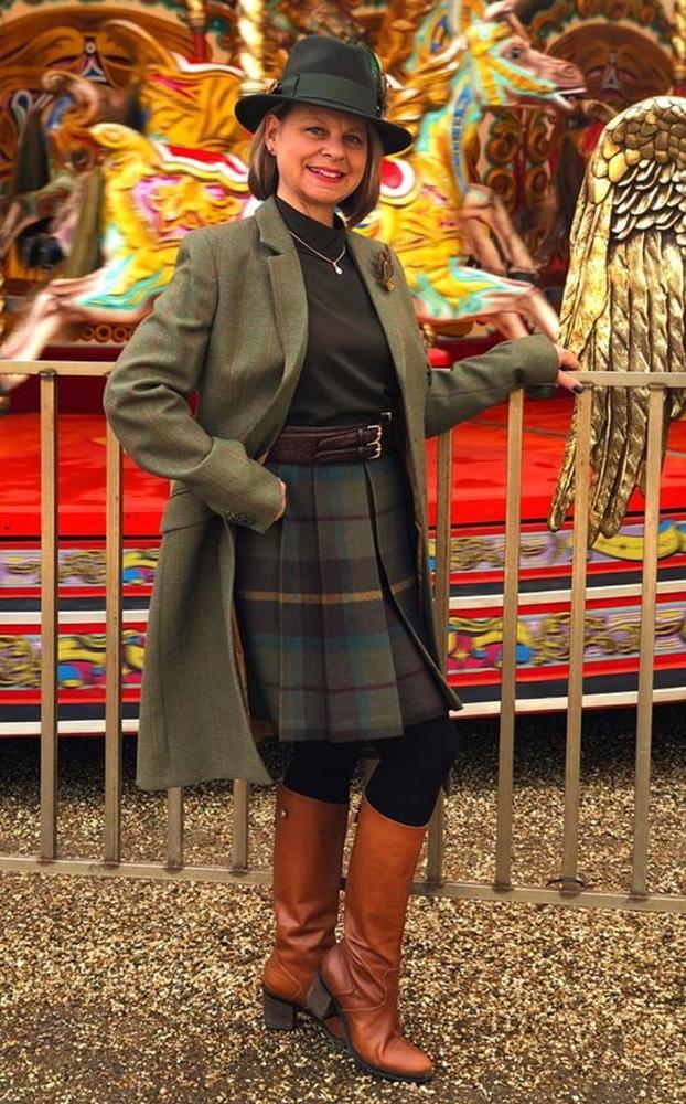 25P Milfs &amp; Gilfs wearing boots no.73