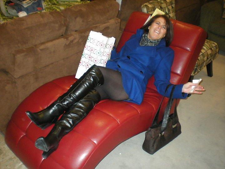 19P Mature Pantyhosed Milfs
