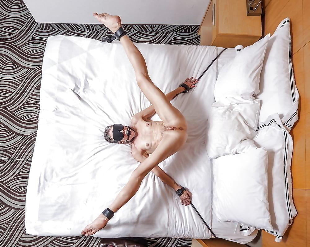 25P Liegende Frauen in schoener Bondage #19