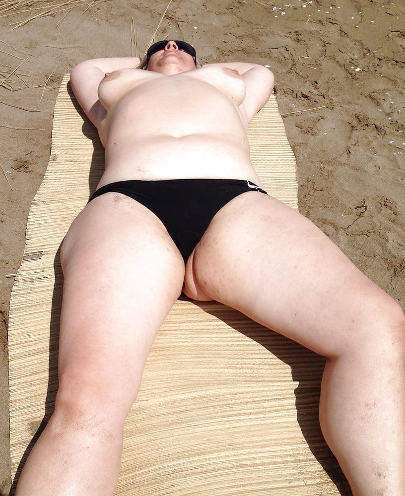 20P 746 - amateur chubby hot wife with big tits and round ass