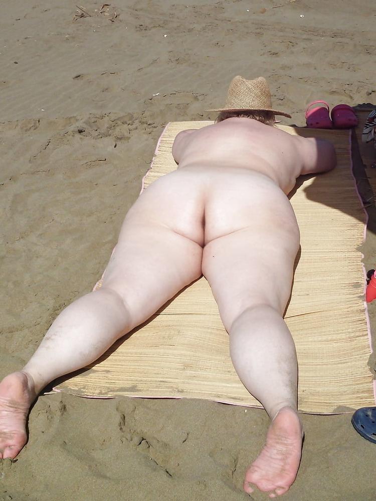 20P 746 - amateur chubby hot wife with big tits and round ass