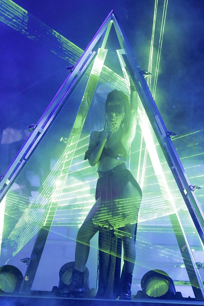 25P Rihanna - Performing at American Idol Grand Finale Show 2012