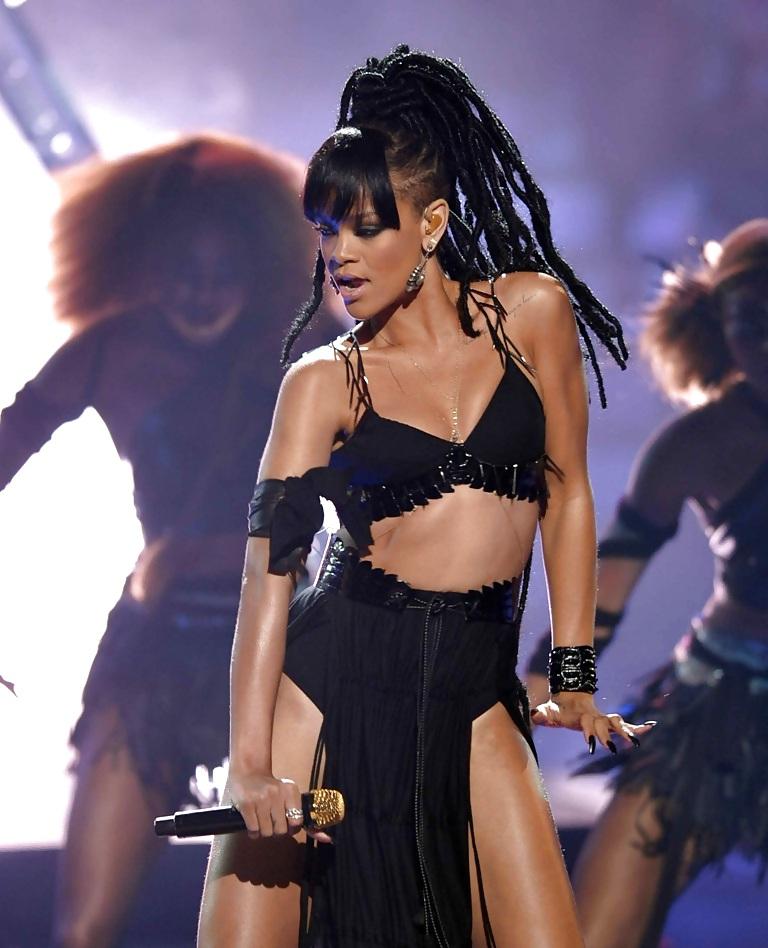25P Rihanna - Performing at American Idol Grand Finale Show 2012