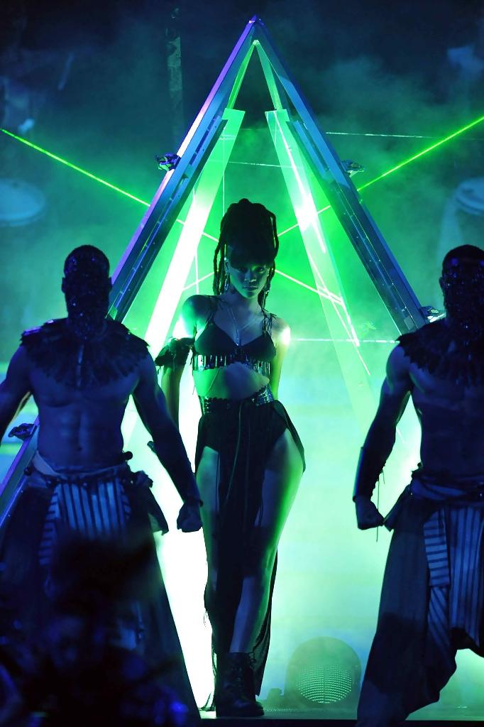 25P Rihanna - Performing at American Idol Grand Finale Show 2012
