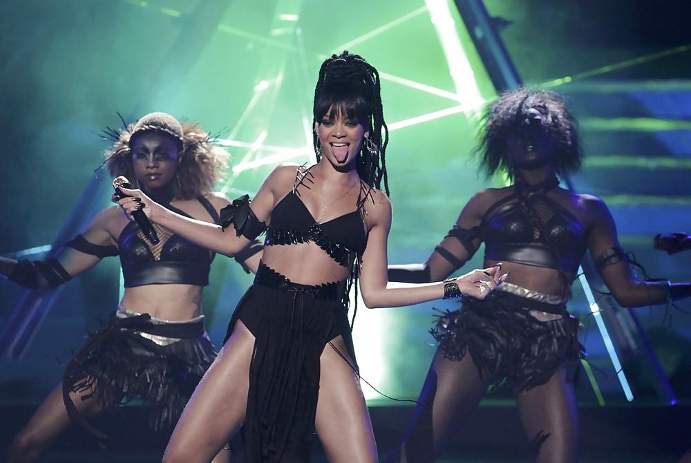 25P Rihanna - Performing at American Idol Grand Finale Show 2012