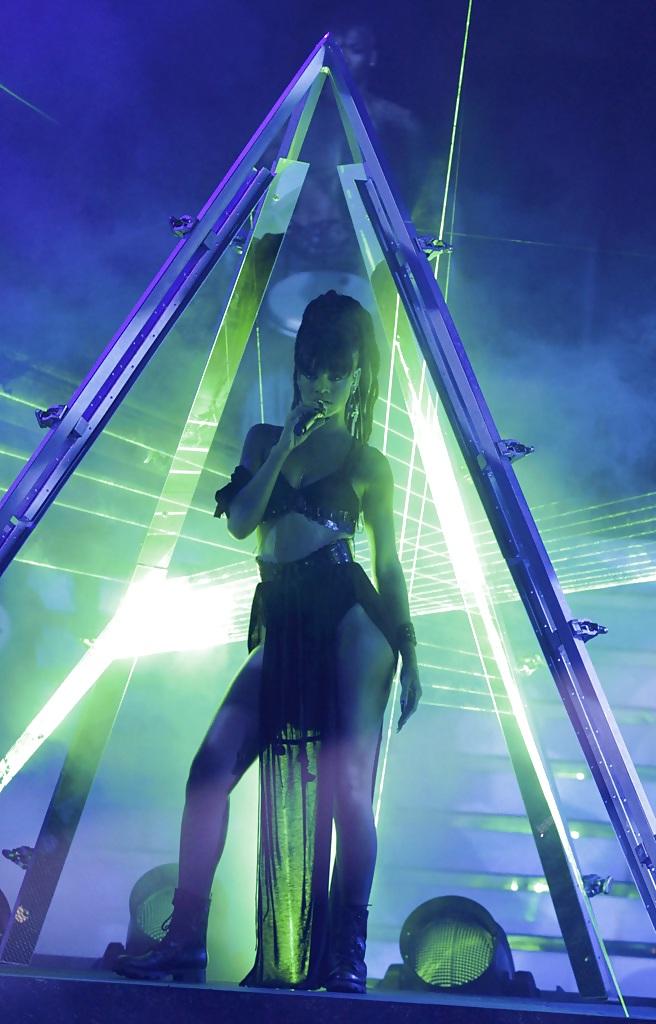 25P Rihanna - Performing at American Idol Grand Finale Show 2012