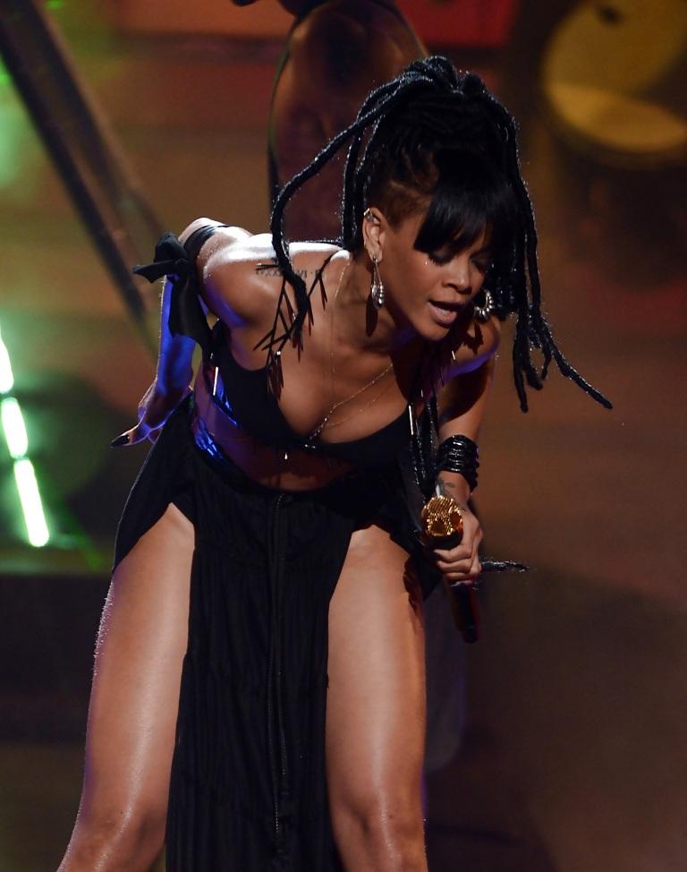 25P Rihanna - Performing at American Idol Grand Finale Show 2012