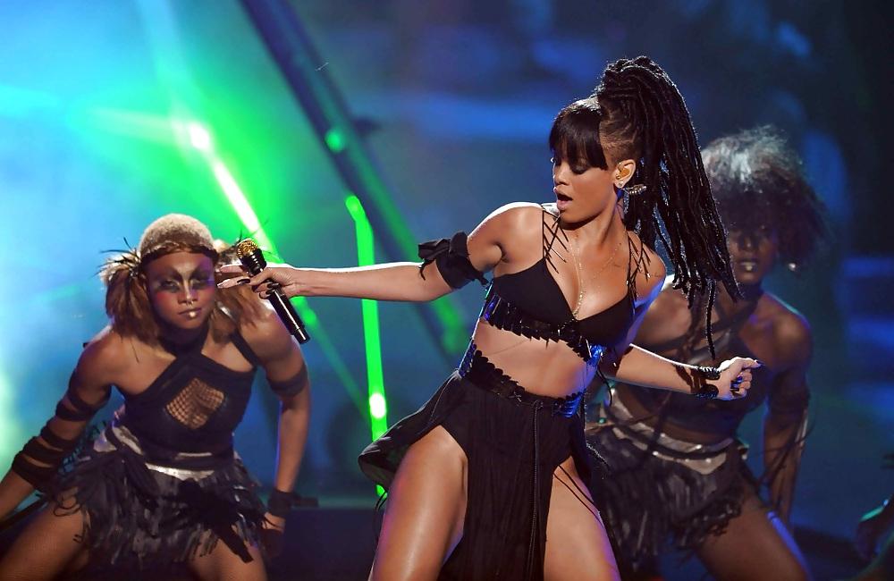 25P Rihanna - Performing at American Idol Grand Finale Show 2012