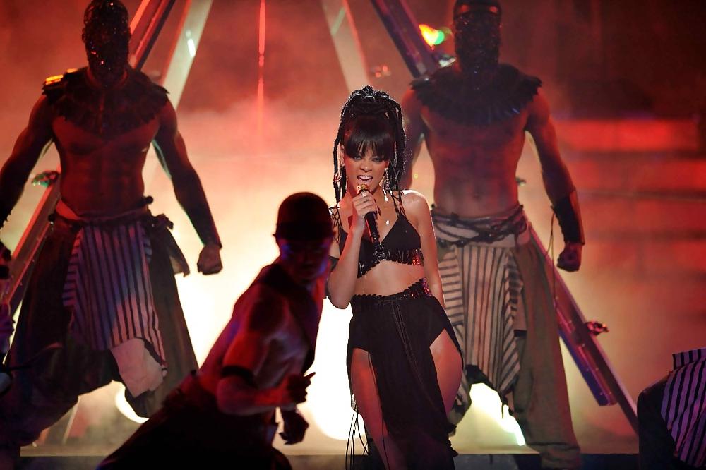 25P Rihanna - Performing at American Idol Grand Finale Show 2012