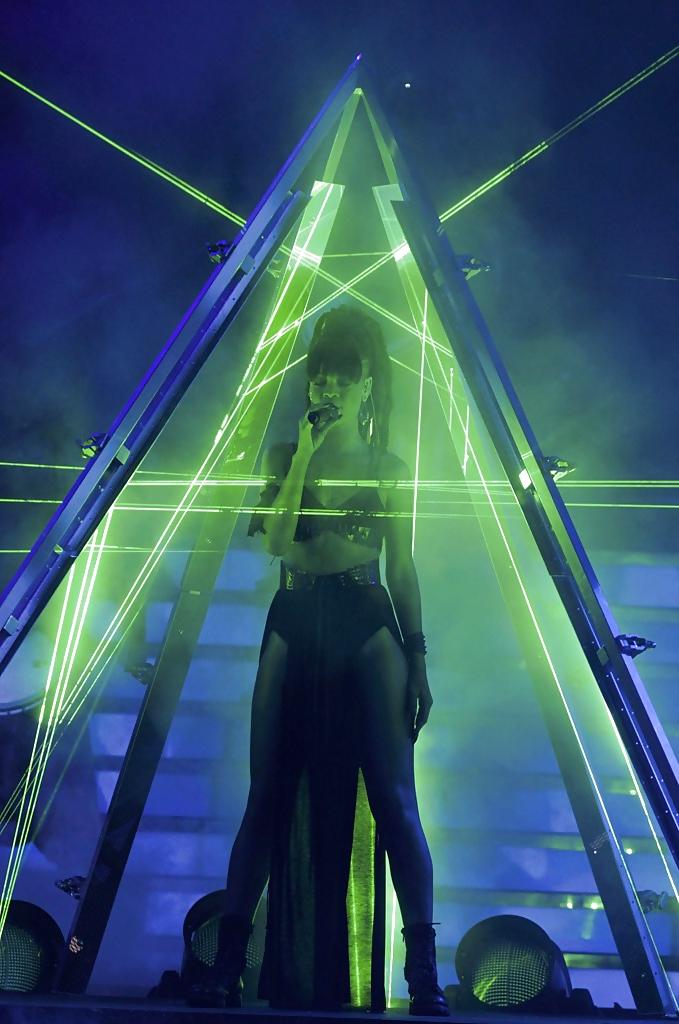 25P Rihanna - Performing at American Idol Grand Finale Show 2012
