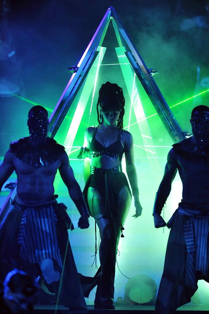 25P Rihanna - Performing at American Idol Grand Finale Show 2012