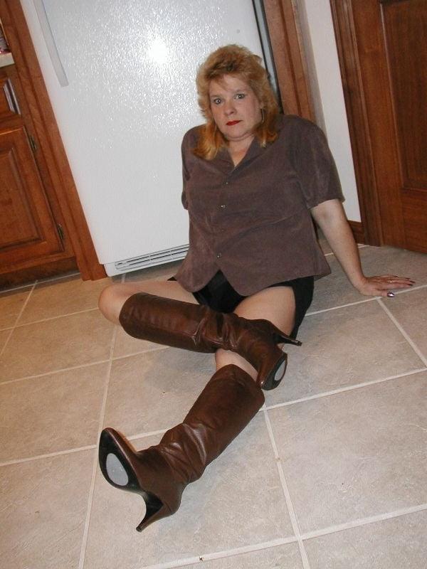 25P Milfs &amp; Gilfs wearing boots no.77
