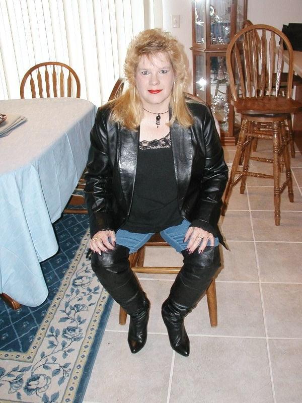 25P Milfs &amp; Gilfs wearing boots no.77