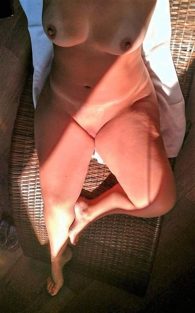 25P SDRUWS2 -  SHY MATURE BRAZILIAN CHUNKY WIFE POSING NAKED