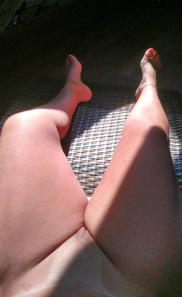 25P SDRUWS2 -  SHY MATURE BRAZILIAN CHUNKY WIFE POSING NAKED