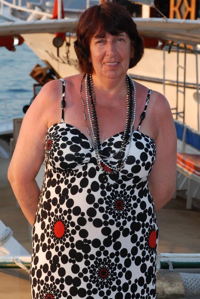 25P 2. English wife exposed
