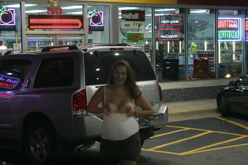 25P Preggo MILF Flashing Tits Everywhere