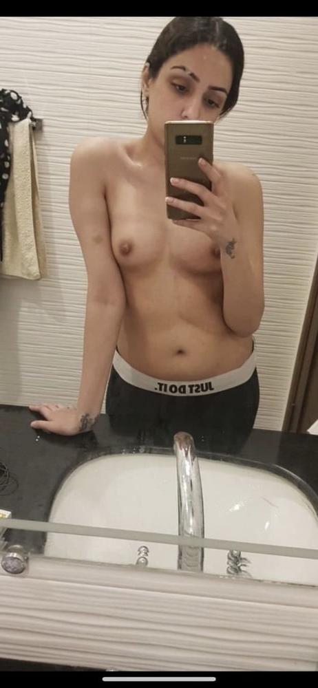 8P Hot sexy Indian model nude selfies (101)
