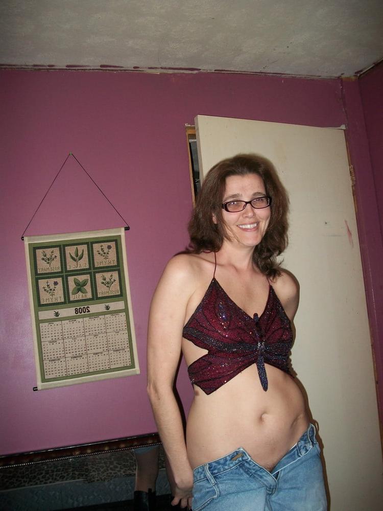 25P 1. Kentucky wife poses for hubby