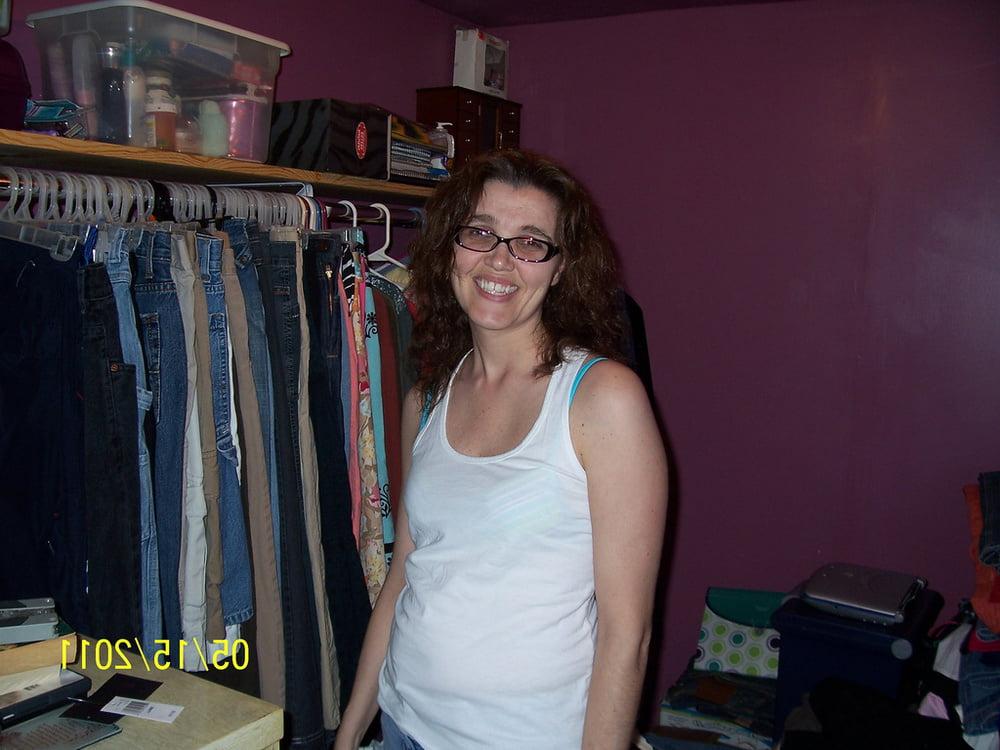 25P 1. Kentucky wife poses for hubby