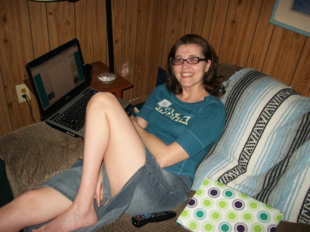 25P 1. Kentucky wife poses for hubby