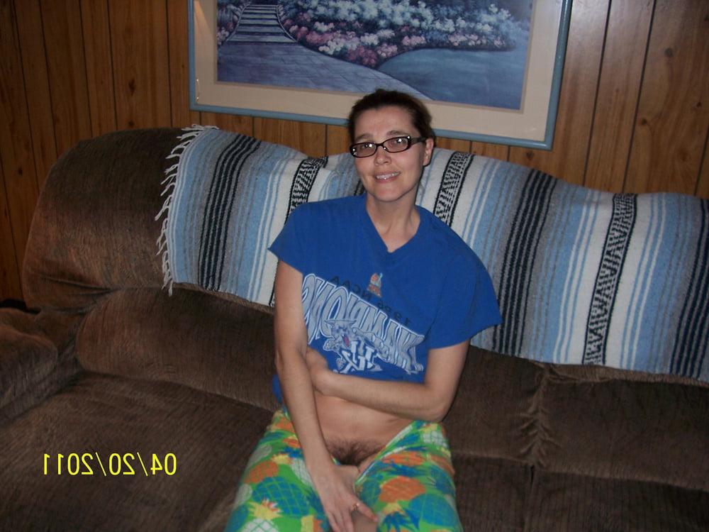 25P 1. Kentucky wife poses for hubby