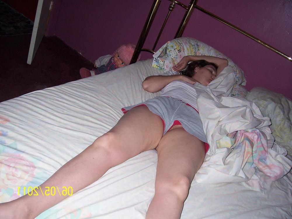 25P 1. Kentucky wife poses for hubby