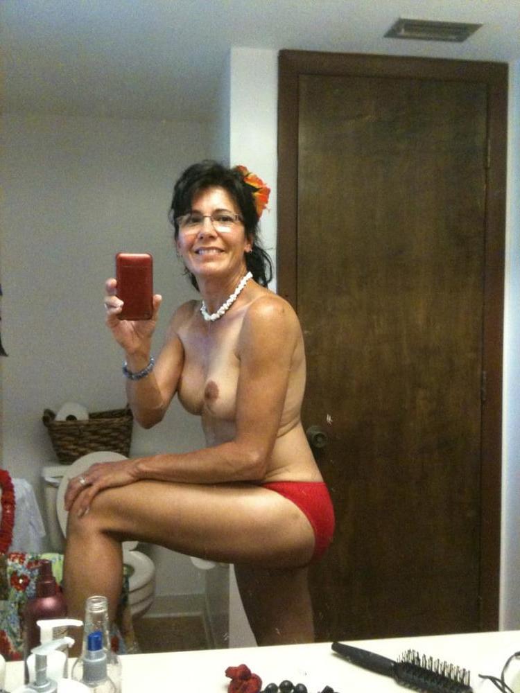 25P 1. North Carolina mature wife poses 4 hubby