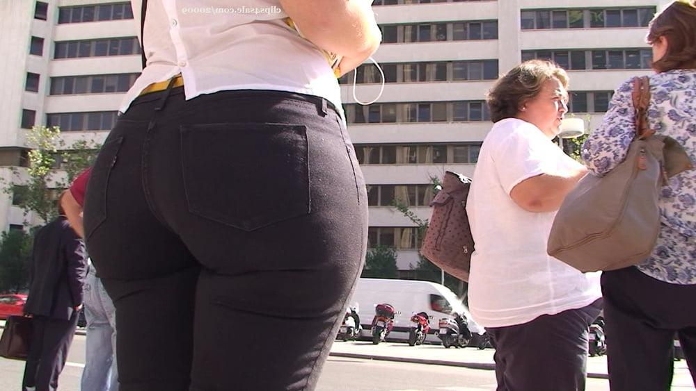 23P Spanish big ass blonde in black Levi's 501
