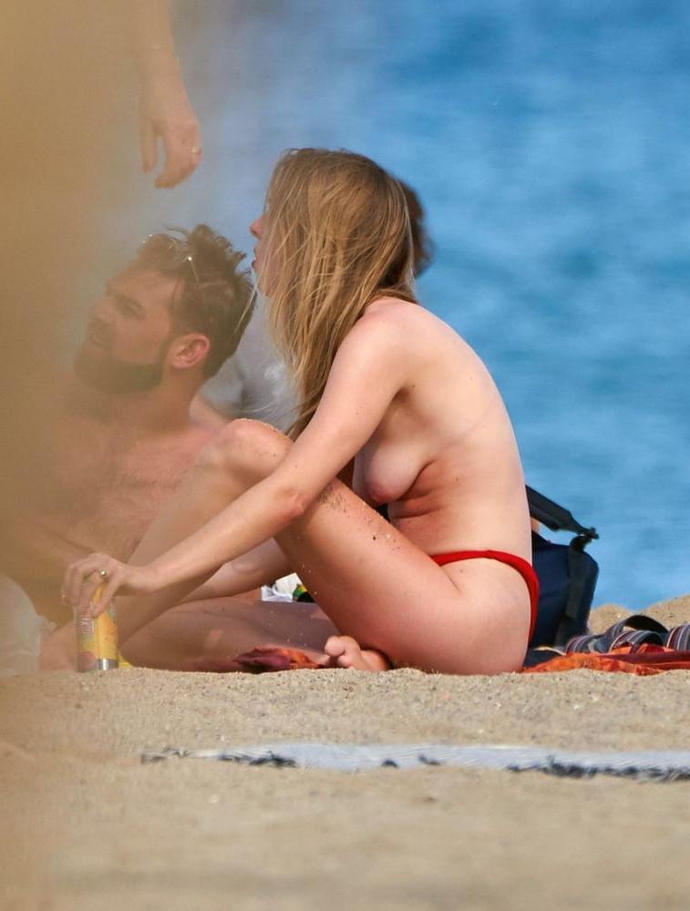 9P Diana Vickers beach topless in Spain june 2019
