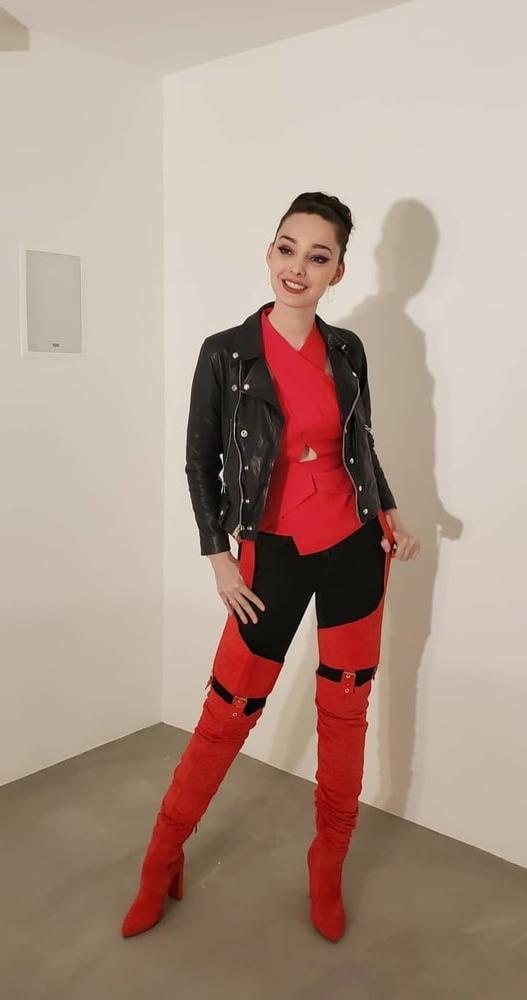 25P Female Celebrity Boots &amp; Leather - Emma Dumont