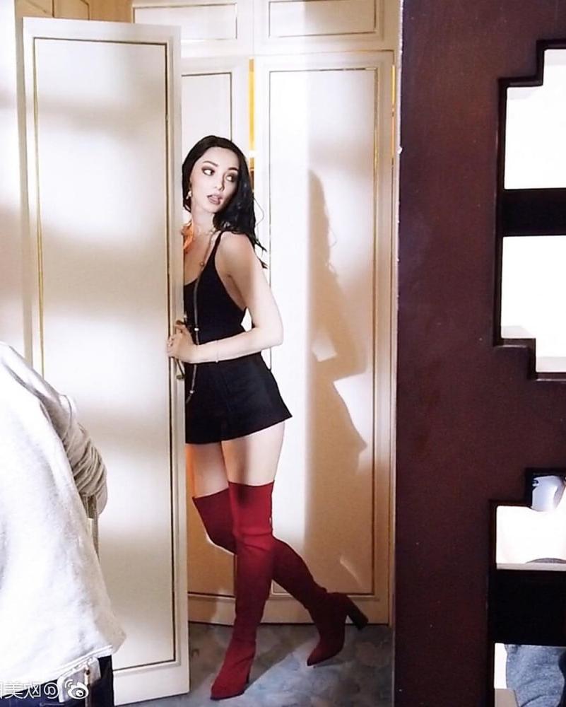 25P Female Celebrity Boots &amp; Leather - Emma Dumont