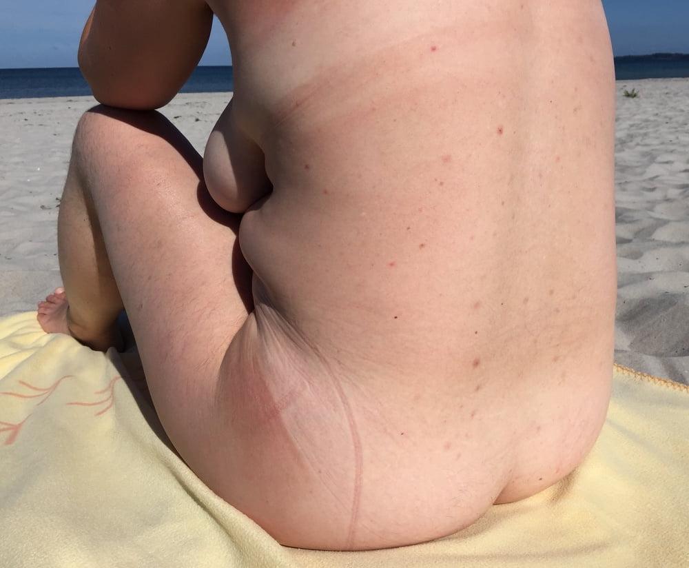 16P 728 - my wife Annette - naked and hairy on the beach