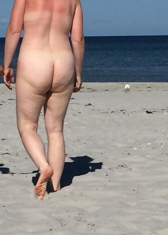16P 728 - my wife Annette - naked and hairy on the beach