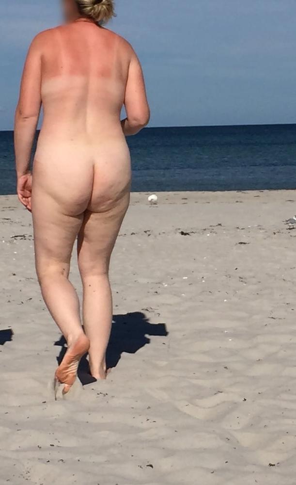 16P 728 - my wife Annette - naked and hairy on the beach