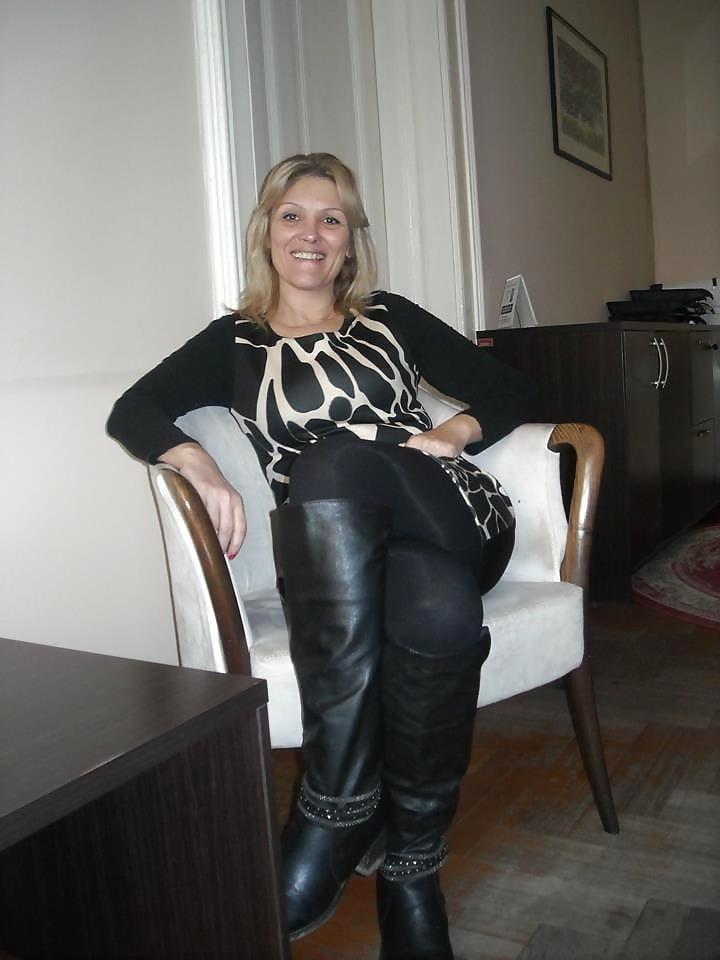 25P Milfs &amp; Gilfs wearing boots no.60