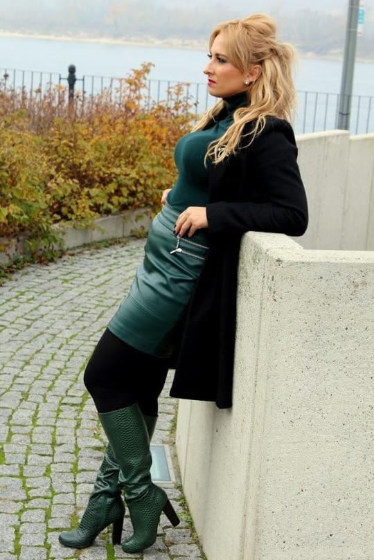 25P Milfs &amp; Gilfs wearing boots no.60