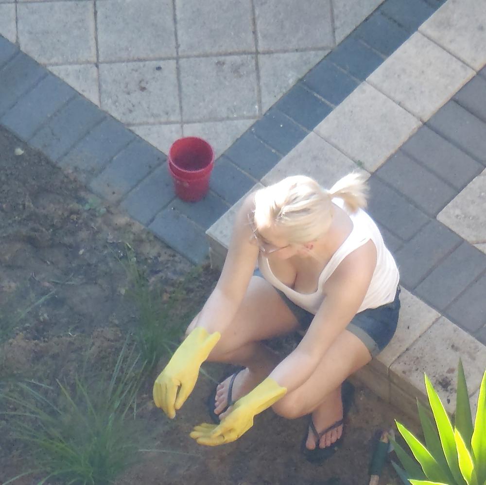 6P Mum in the Garden