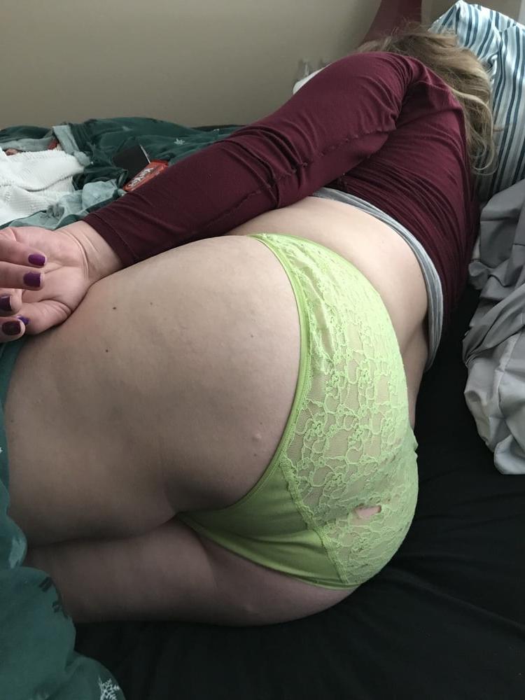 16P 722 - amateur chubby hot wife with nice worn panties